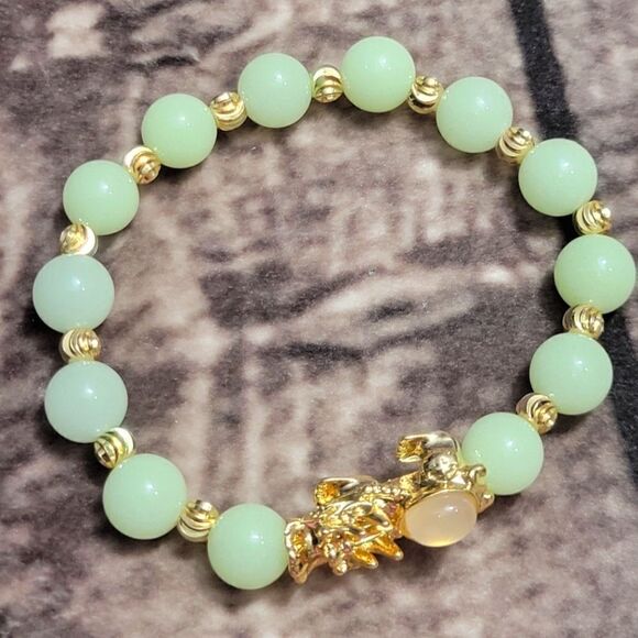 Pixiu Feng Shui White Agate and Luminous Beaded Bracelet - Picture 1 of 12